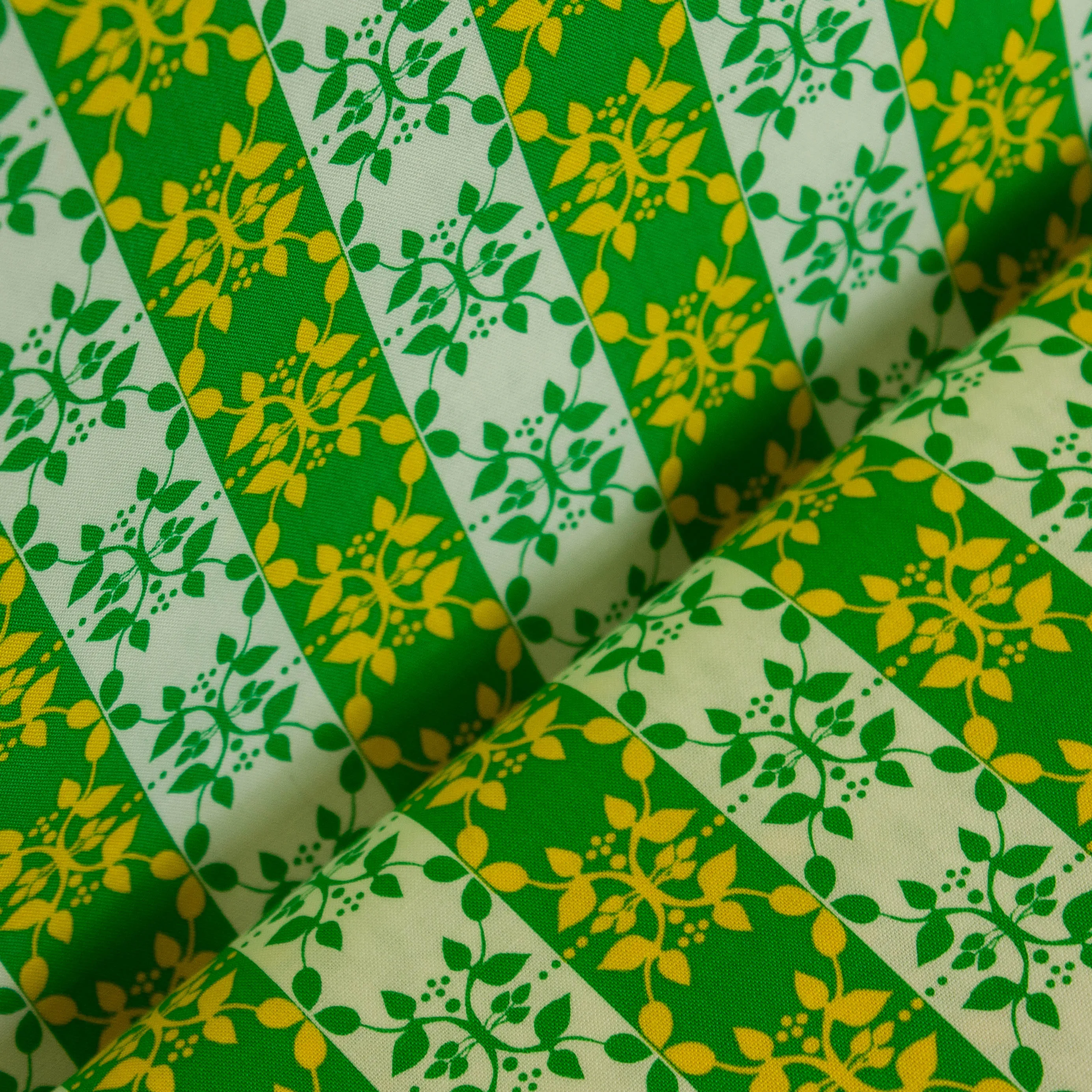 Katoen groen wit met groene en gele bladeren